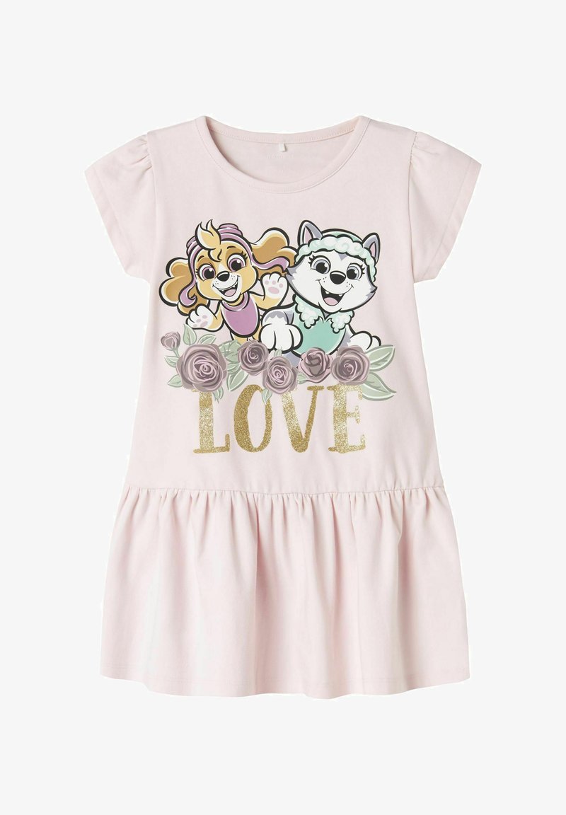 Svijetloružičasta haljina s kratkim rukavima, koja ima grafiku dva crtića psa i dekorativne ruže. Zlato šljokice tekst koji kaže "LJUBAV."
