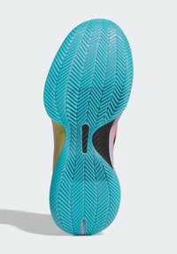 Semelle de chaussure de sport turquoise avec un motif de semelle en chevron. Accents de noir et de jaune visibles le long du bord extérieur, texture lisse dans l'ensemble.