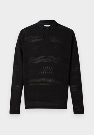 Schwarzes Langarm-Polohemd mit strukturierten, halbtransparenten horizontalen Streifen und zweiknöpfiger Blende vor weißem Hintergrund.