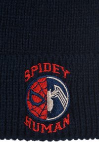 Gorro de punto azul marino con un logo de Spidey bordado en rojo y azul, adornado con un diseño de telaraña. Textura acanalada en la base.