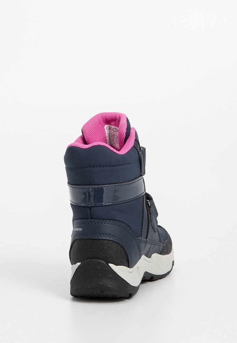 Marineblaue wasserdichte Winterstiefel mit Klettverschluss, einer strukturierten schwarzen Gummisohle und einem gepolsterten pinken Kragen für zusätzlichen Komfort.