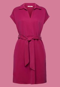 Robe fuchsia longueur genou avec manches courtes, col en V, et ceinture en tissu nouée à la taille, présentée sur fond rose.