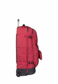 Sac à dos à roulettes rouge avec une poignée rétractable, poches extérieures, accents noirs et un design rembourré. Matériau durable avec une texture lisse.