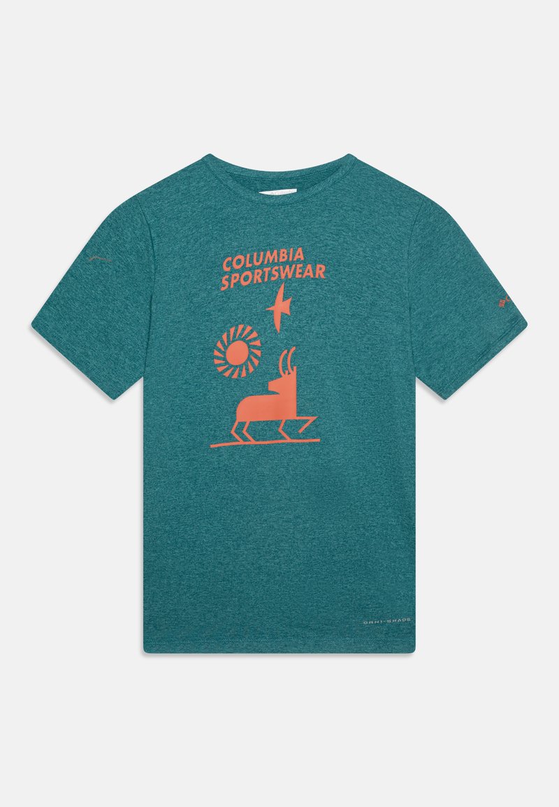 Camiseta de manga corta en color teal con cuello redondo. Presenta un gráfico de texto en color naranja que dice "COLUMBIA SPORTSWEAR" y divertidas ilustraciones de un sol y una silueta.
