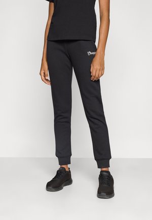 Pantalons de survêtement noirs avec un logo brodé, coupe ajustée, en mélange de coton, avec des poignets élastiques, associés à des chaussures de sport noires.