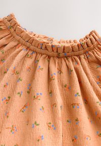 Ikke valgt, orange ditsy floral