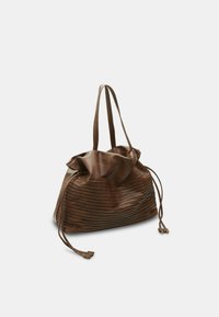 Borsa tote in pelle marrone con parte superiore arricciata, caratterizzata da una texture a righe orizzontali e chiusure con coulisse. Due manici lunghi per il trasporto.