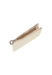 Portafoglio in pelle crema con chiusura a zip, caratterizzato da accenti trapuntati verticali e una zip con anello in tonalità argento. Forma compatta e rettangolare.