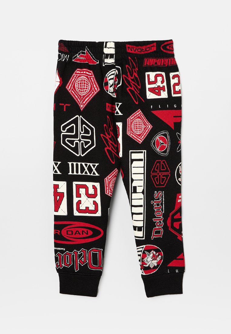 Pantaloni jogger neri con stampe grafiche rosse e bianche, che presentano loghi e numeri. Realizzati in tessuto morbido, con vita elasticizzata per il massimo comfort.