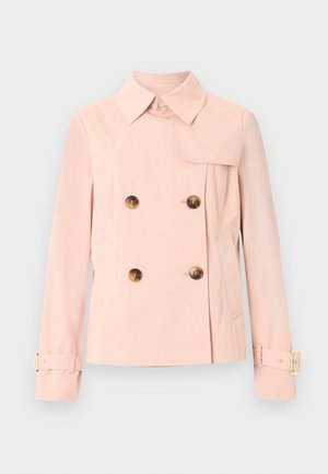 Ανοιχτό ροζ διπλόστροφο σακάκι με φαρδύ γιακά, τέσσερα καφέ κουμπιά, πλαϊνές τσέπες και ρυθμιζόμενες λουρίδες με αγκράφα στα μακριά μανίκια.
