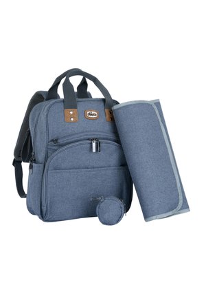 Blauwe stoffen rugzak met bruine lederen accenten, een oprolbare verschoonmat en een klein rond etui, met details van een voorrits en zakken.