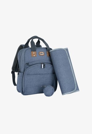 Modrý látkový batoh s hnědými koženými detaily, rolovací přebalovací podložkou a malou kulatou taštičkou, se zipem na přední straně a kapsami.