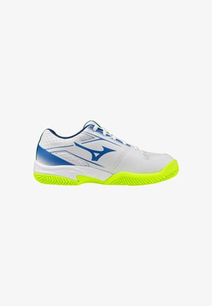 Scarpa sportiva bianca con logo e dettagli blu, suola giallo neon e lacci bianchi, progettata per lo sport o la corsa.