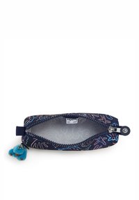 Pennetta navy con motivi floreali colorati, chiusura con zip e un charm a pom-pom blu. L'interno presenta una fodera di colore chiaro.