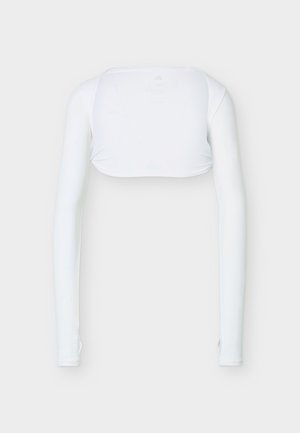 Λευκό crop top με μακριά μανίκια και εφαρμοστά μανίκια, με μικρό λογότυπο στο στήθος σε απλό φόντο.