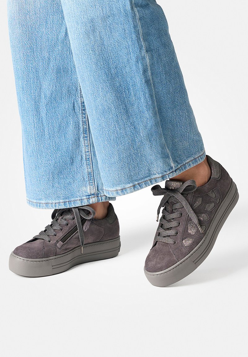 Baskets en suède gris avec une finition texturée, semelles plates et lacets assortis. Détail de fermeture éclair sur le côté et accents gris contrastants.