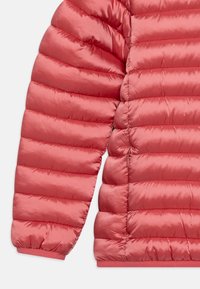 Manche de veste matelassée en corail, avec des rayures horizontales matelassées, une texture lisse, des poignets élastiques et une coupe ajustée.