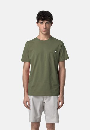 T-shirt in cotone verde oliva con collo rotondo, maniche corte e taschino sul petto; presenta un piccolo logo bianco sulla tasca.