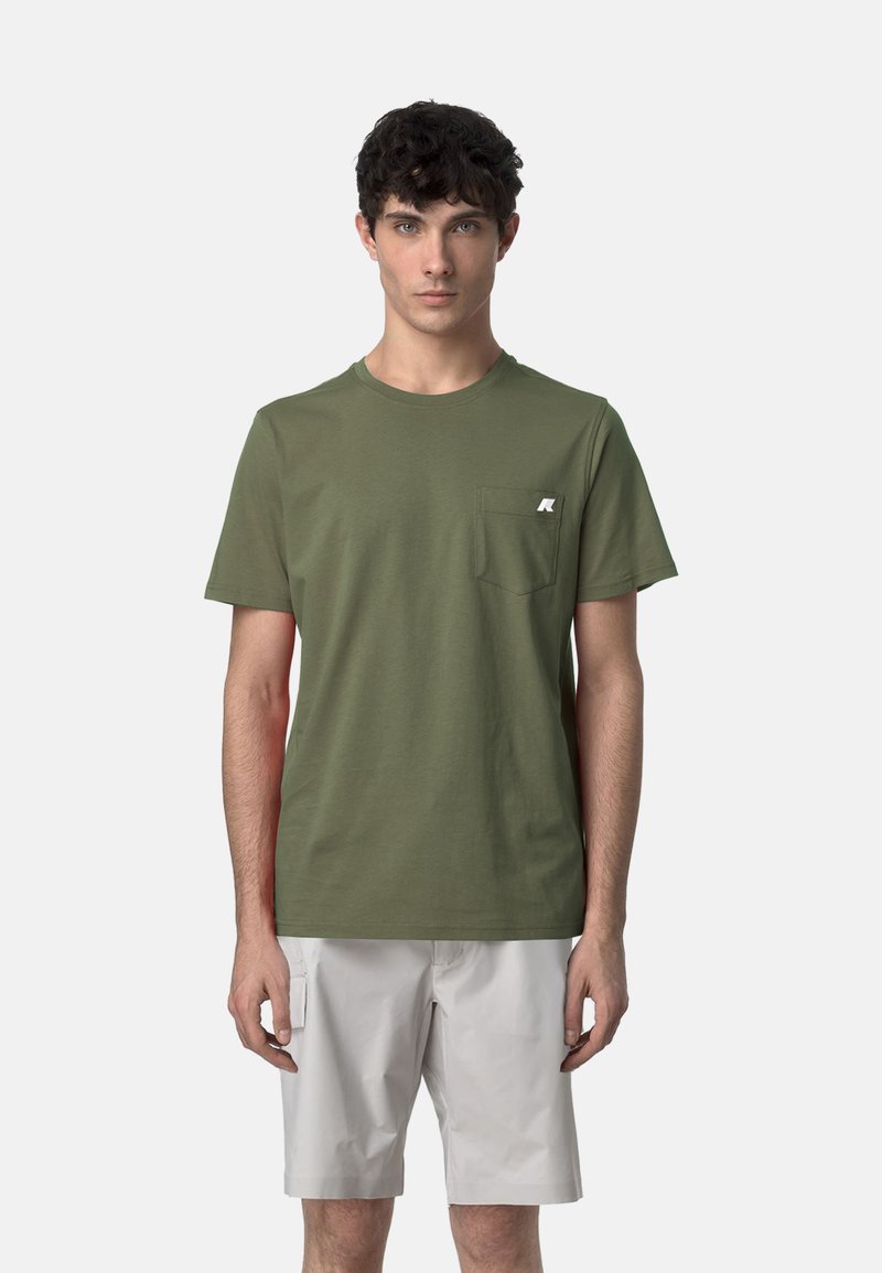 T-shirt in cotone verde oliva con collo rotondo, maniche corte e taschino sul petto; presenta un piccolo logo bianco sulla tasca.