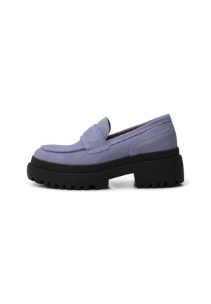 Svetlofialová semišová loafer obuv s mohutnou čiernou gumovou podrážkou a štruktúrovaným vzorom. Obsahuje dekoratívny remienok cez priehlavok.