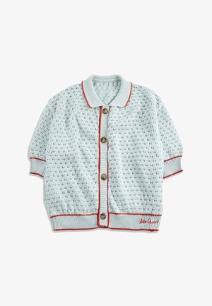 Cardigan tricoté à manches courtes bleu clair avec motif texturé, boutons marron, finitions rouges sur le col, les poignets, l'ourlet, et logo "Bobo Choses" sur l'ourlet.