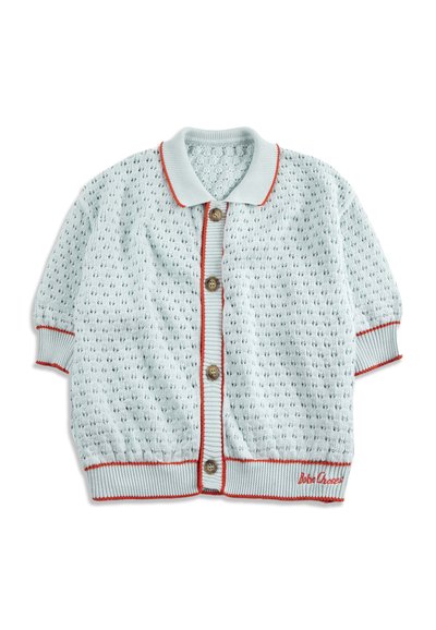 Cardigan a maniche corte in maglia azzurro chiaro con motivo lavorato a trama, bottoni marroni, rifiniture rosse su collo, polsini, orlo e logo "Bobo Choses" sull'orlo.