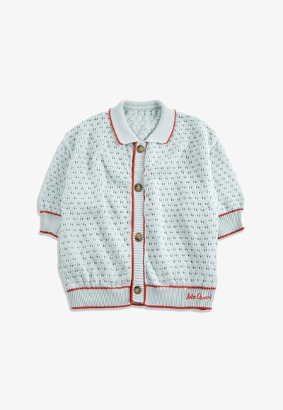 Cardigan a maniche corte in maglia azzurro chiaro con motivo lavorato a trama, bottoni marroni, rifiniture rosse su collo, polsini, orlo e logo "Bobo Choses" sull'orlo.