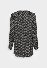 Blusa nera con un design a motivo foglia bianco, maniche lunghe, chiusura con bottoni e una texture di tessuto morbido e fluido.