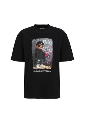 Schwarzes T-Shirt mit einer Grafik eines Bären, der eine Sonnenbrille, einen schwarzen Hoodie, zerrissene Jeans und weiße Schuhe trägt und Graffiti sprüht.