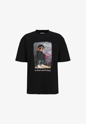 Schwarzes T-Shirt mit einer Grafik eines Bären, der eine Sonnenbrille, einen schwarzen Hoodie, zerrissene Jeans und weiße Schuhe trägt und Graffiti sprüht.