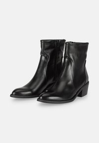 Botas de tobillo de cuero negro con textura lisa, punta afilada y tacón bajo en bloque. Cuentan con una cremallera lateral y detalles de costura.