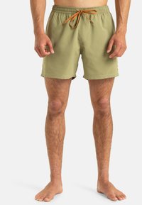 Khaki svømmebukser med elastisk talje og orange snor. Har sidelommer og et logo-patch på venstre ben.