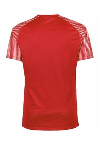 Rotes Sportshirt mit strukturiertem Oberteil und horizontalen gestreiften Akzenten an den Schultern. Kurze Ärmel und runder Halsausschnitt.