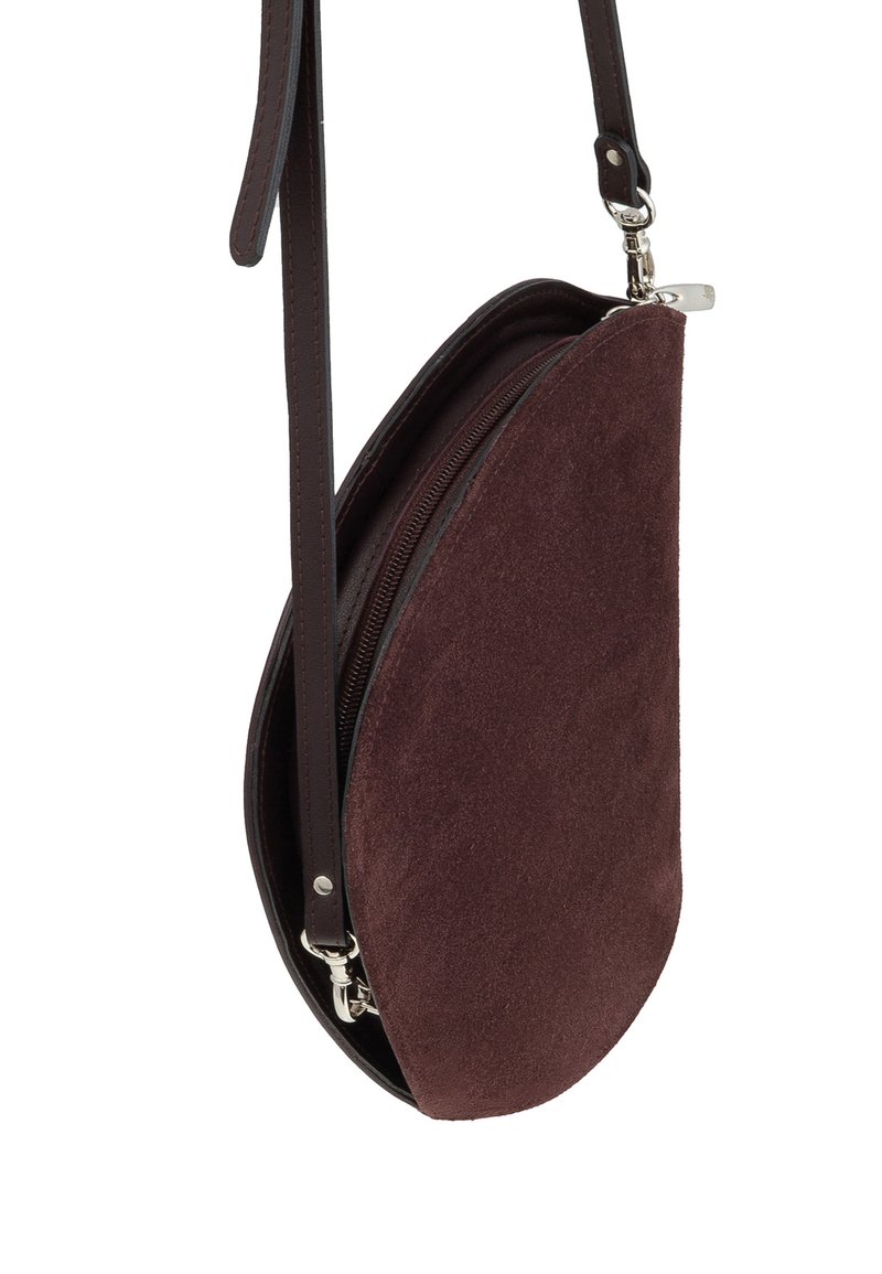 Borsa a tracolla in suede marrone a forma di mezzaluna, con chiusura a zip e tracolla in pelle regolabile. Presenta dettagli in metallo color argento.