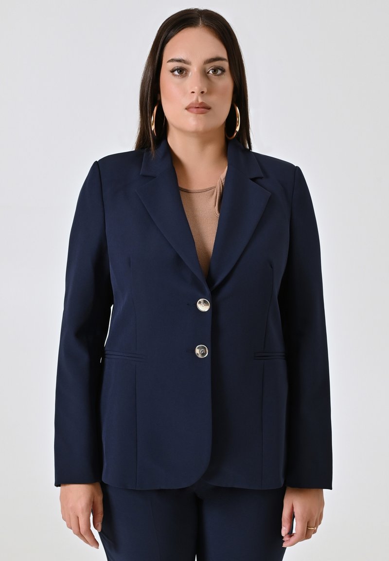 Marineblauwe blazer van gestructureerde stof, met een geknipte kraag, twee knopen en zijzakken. Gladde textuur met strakke lijnen.