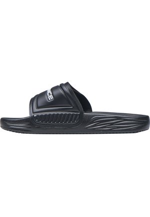 Sort slidesandal med en formet overdel, der har vandrette riller og et logo. Teksturering på sålen med bølge mønstre for godt greb. Letvægtsdesign.
