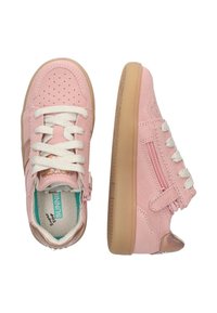 Baskets en suede rose avec une finition texturée, dotées de lacets crème, d'une fermeture éclair et d'une semelle en caoutchouc translucide couleur tan.