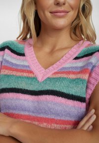 Multikleurige gebreide vest met een V-hals, met pastelstrepen in roze, groen, paars en zwart. Zachte textuur en ribbelrand.
