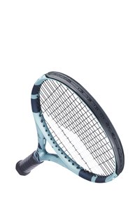 Blå og sort tennisracket med et mønstret gummihåndtag, oval hoved, og stramme strenge, med en glat finish og afrundede kanter.