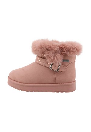 Rosa ruskind ankelstøvle med fluffy pelskant, dekorativt strop med metalspænde og små nitter, flad gummisål og sidebrandlabel.