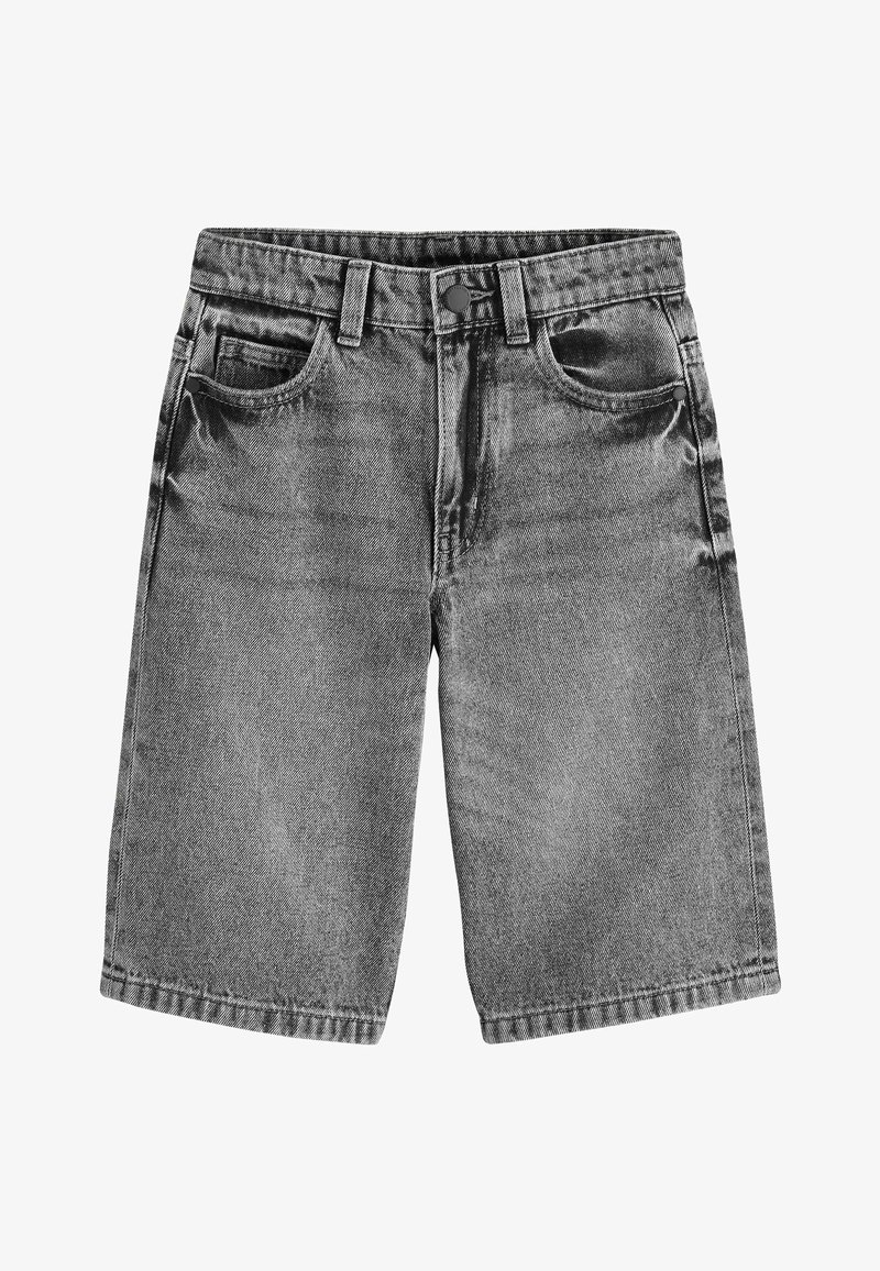 Shorts en denim gris à coupe droite, avec poches avant, passants pour ceinture et fermeture par bouton. Le tissu présente une texture subtile.