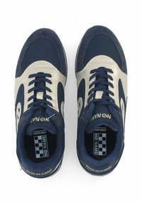 Baskets bleu marine et beige avec des textures en maille et en daim, présentant un design à lacets, des panneaux contrastants et un logo "NO NAME" sur la languette.