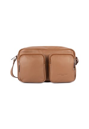 Borsa messenger in pelle color cuoio con due tasche frontali con zip, un scomparto principale e una tracolla regolabile. Presenta il logo del brand impresso.
