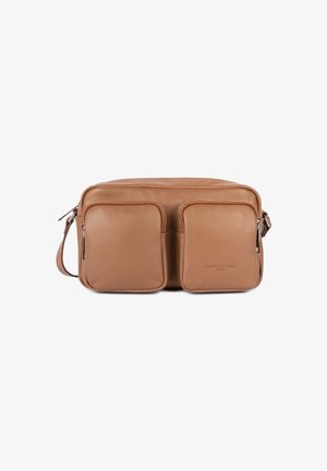 Borsa messenger in pelle color cuoio con due tasche frontali con zip, un scomparto principale e una tracolla regolabile. Presenta il logo del brand impresso.