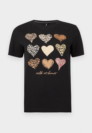 Zwart T-shirt met korte mouwen met negen hartvormige dierenprints in verschillende beige, bruine en rode tinten, met daaronder de tekst "wild at heart".