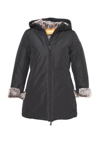 Giacca nera da esterno con cappuccio foderato in pelliccia e polsini, chiusura con zip e texture liscia. Presenta un'etichetta arancione a contrasto all'interno.