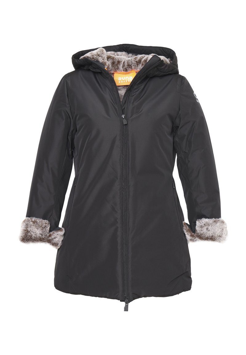 Giacca nera da esterno con cappuccio foderato in pelliccia e polsini, chiusura con zip e texture liscia. Presenta un'etichetta arancione a contrasto all'interno.