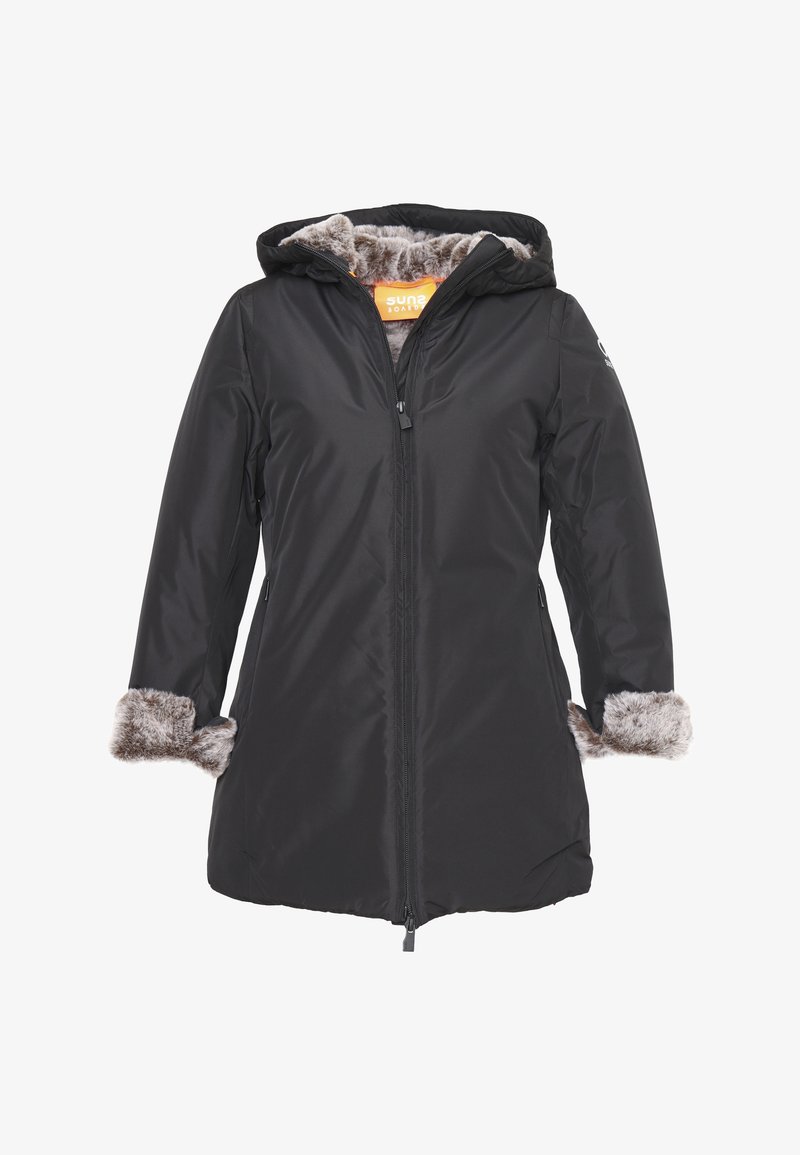 Giacca nera da esterno con cappuccio foderato in pelliccia e polsini, chiusura con zip e texture liscia. Presenta un'etichetta arancione a contrasto all'interno.