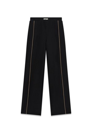 Zwarte wijde broekspijpen met beige strepen aan de zijkant en een elastische tailleband met wit "GUESS" logo.