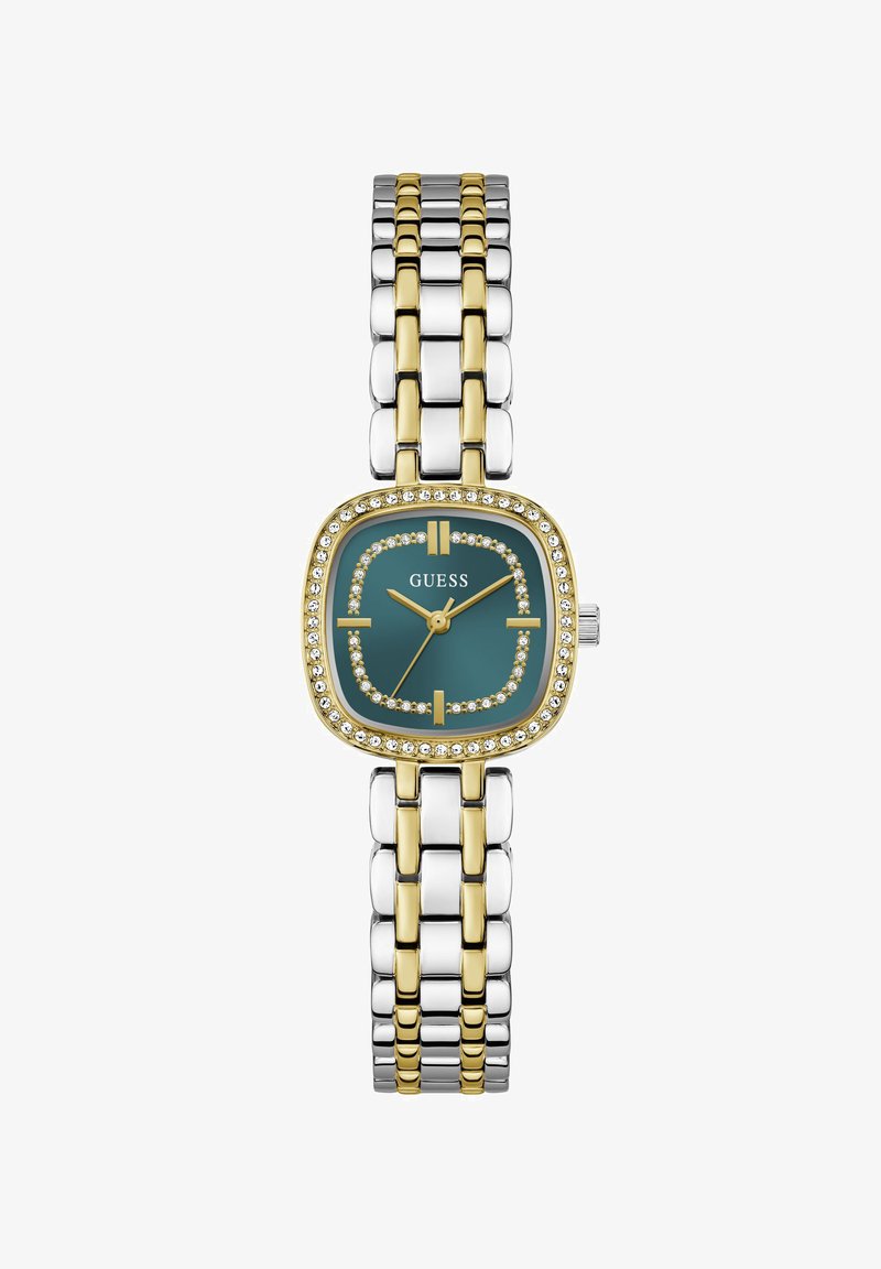 Montre-bracelet à maillons métalliques bicolores argent et or avec un cadran carré vert, des index en cristal, des aiguilles dorées et le logo "GUESS" sur le cadran.